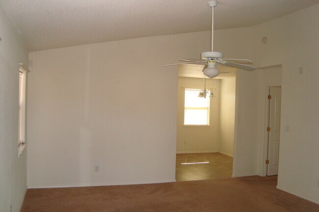 Foto del edificio - Northeast El Paso 3 Bed Refrig A/C