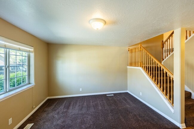 Building Photo - CALL TYE DIRECTLY FOR SHOWINGS AND APPLICATION DETAILS 208-313-6062. 2 Bed -1.5 Bath townhome in ...