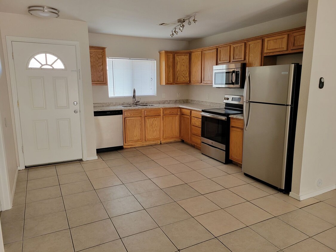 Primary Photo - 3 Bedroom 2 Bathroom Town-home in Central ...