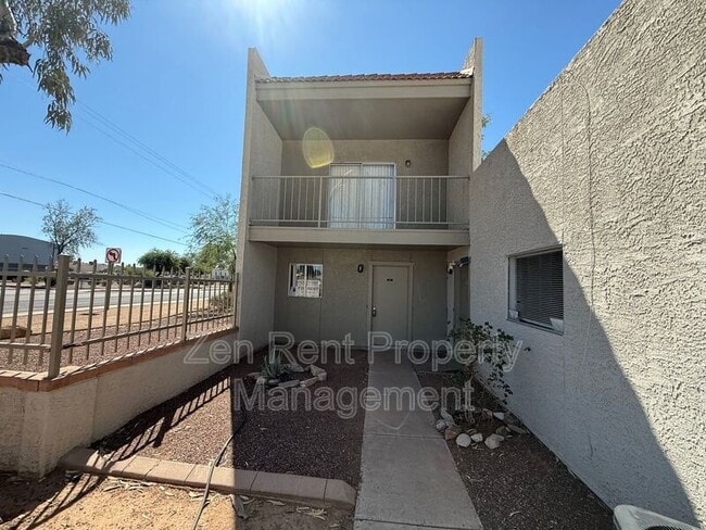 Building Photo - 2843 E Marconi Ave