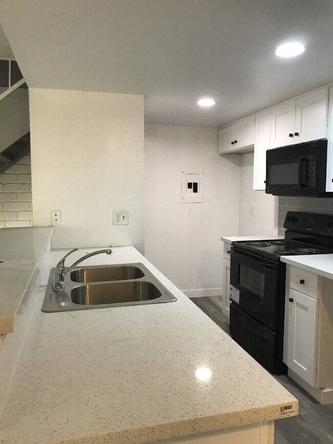 Foto del edificio - Coming Soon - Gorgeous 2 bedroom / 1 bathroom in Marina Village
