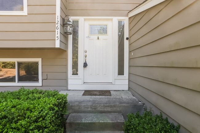 Building Photo - Stunning Turn-Key Gem in Kingsgate! Your D...