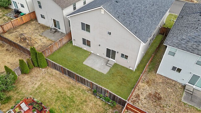 Foto del edificio - Spacious 5-Bedroom Home in Prime Yelm Loca...