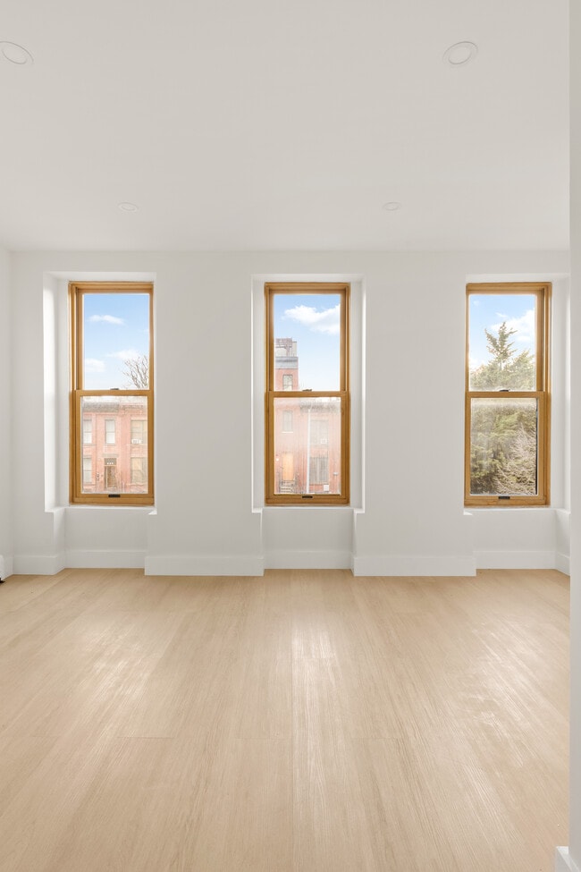 Building Photo - 744 Lexington Ave