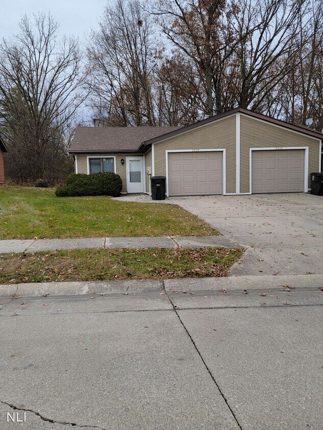 Foto principal - 2226-2228 Versailles Village Pl