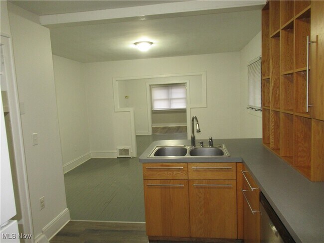 Foto del edificio - 3754 W 130th St