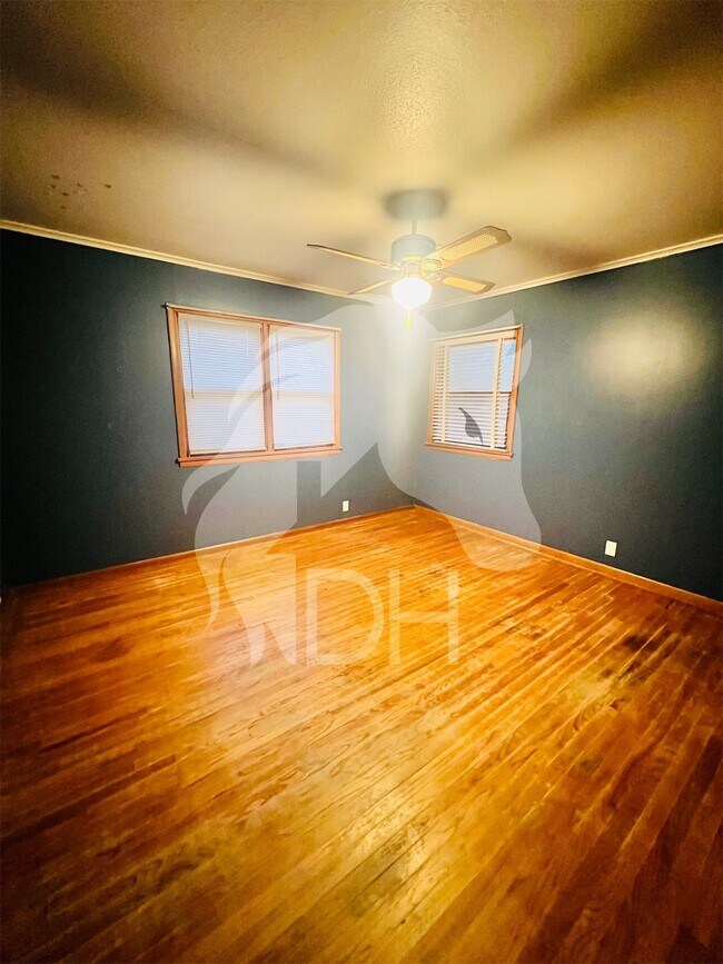 Foto del edificio - "Charming 4-Bedroom Home with Beautiful Hardwood Floors on South Harding Street!"