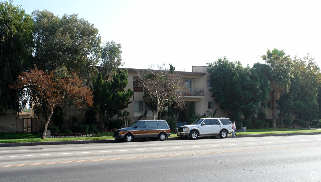 Building Photo - 8850 Van Nuys Blvd