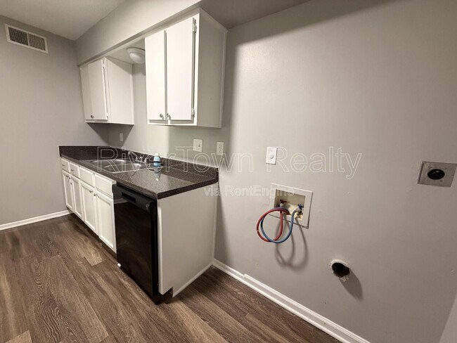 Foto del edificio - 691 Creekstone Cir