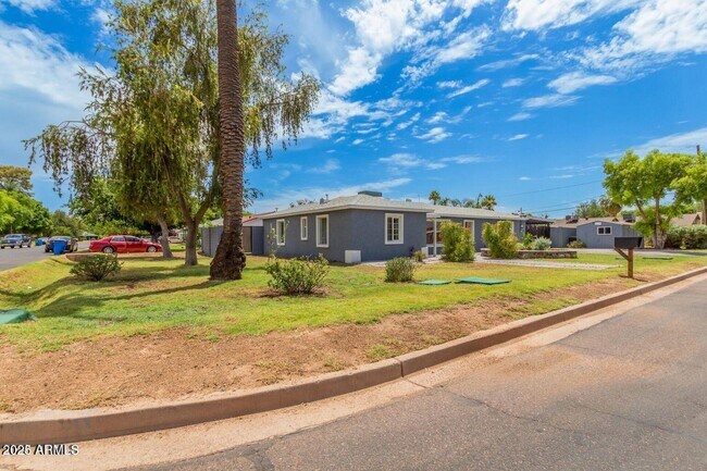Foto del edificio - 2441 E Edgemont Ave