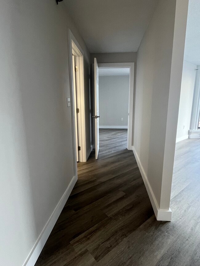 Building Photo - ONE BEDROOM APARTMENT LOCATED IN THE HEART...