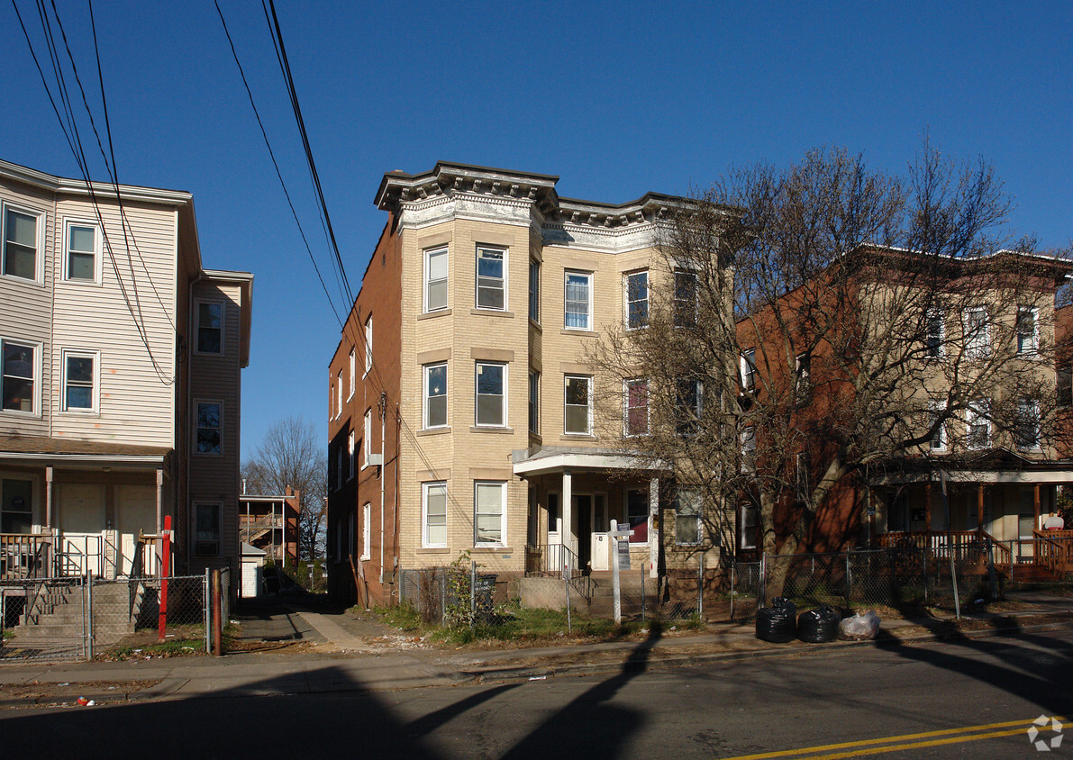 Primary Photo - 40 Hamilton St