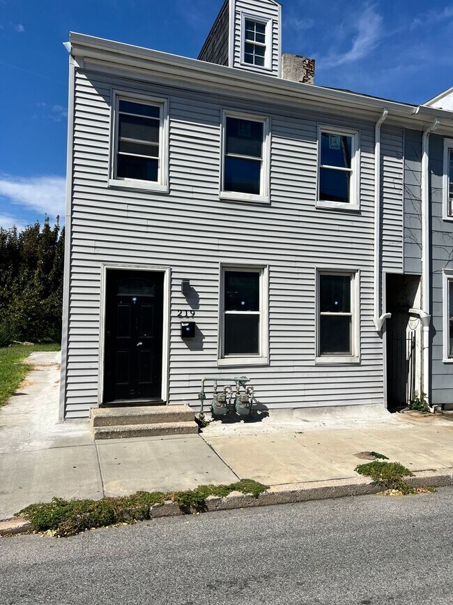 Building Photo - 219 Walnut St