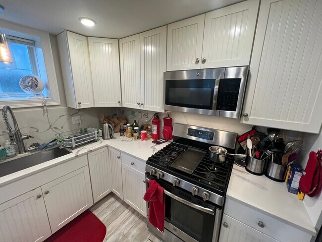 Building Photo - 118 Holland St