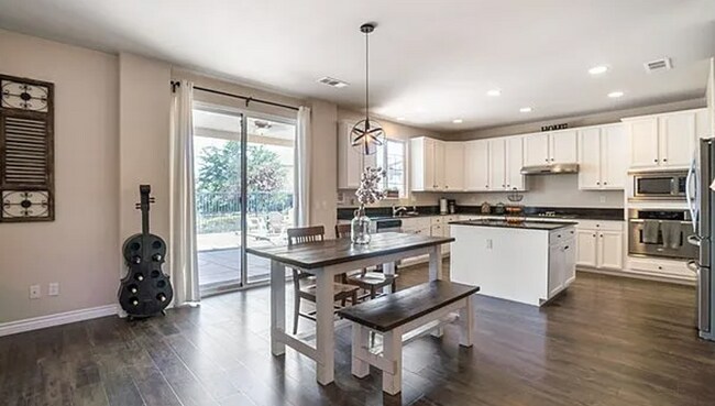 Foto del edificio - Live the Lake Life! Stunning 4 Bed/2.5 Bat...