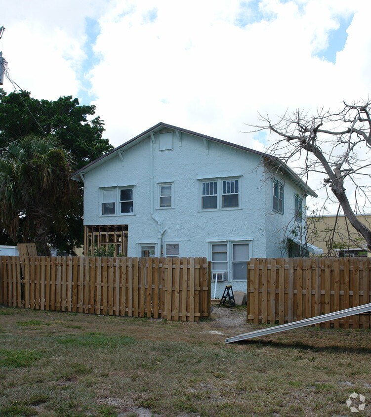 Building Photo - 22 SE 10th Ter