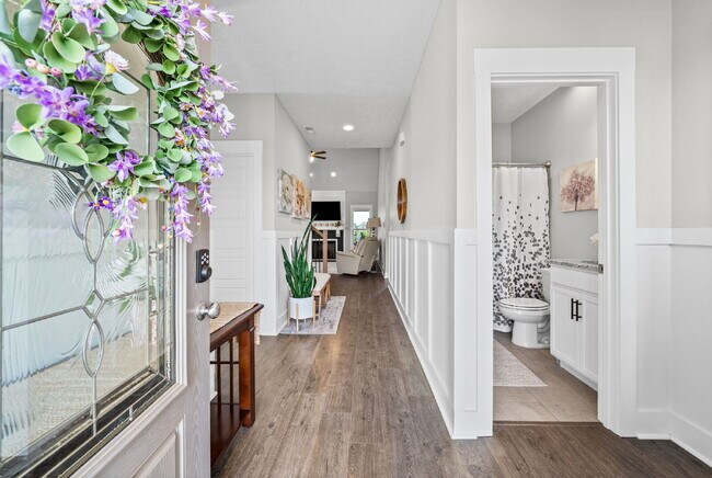 Foto del edificio - Stunning 4-Bedroom/ 3 Full Bath Clarksville Retreat with Granite Elegance & Cozy Fireplace!"