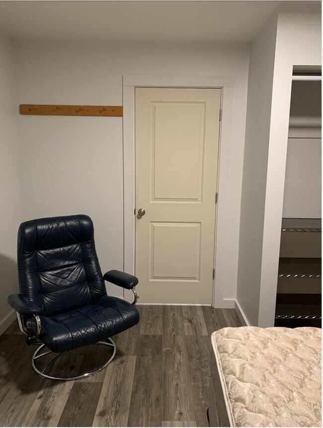 Silla cómoda y piso laminado nuevo. - 2190 Mattie Lu Dr