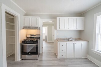 Building Photo - 1530 E 7th St