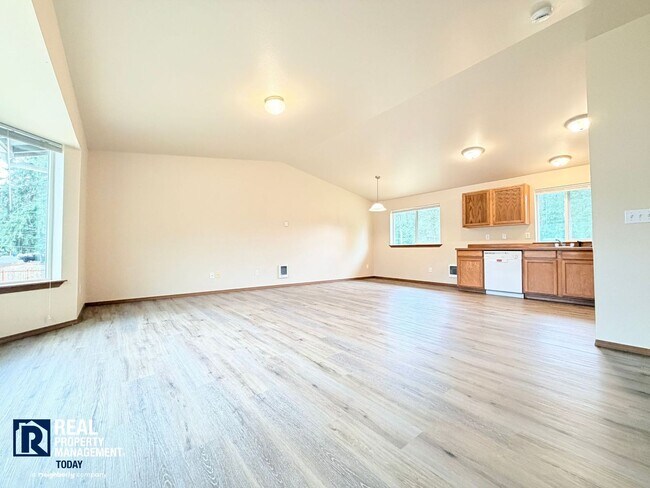 Foto del edificio - Spacious Graham Home with 2-Car Garage & Large Backyard