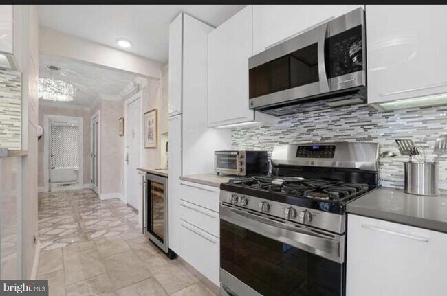 Foto del edificio - 5225 Pooks Hill Rd