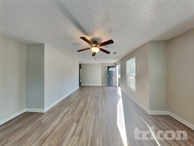 Building Photo - 812 N Royal Tower Dr