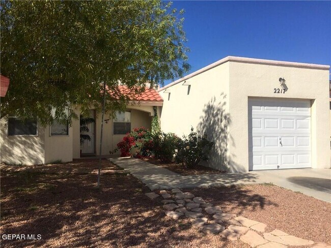 Building Photo - 2217 Tierra De Oro Way