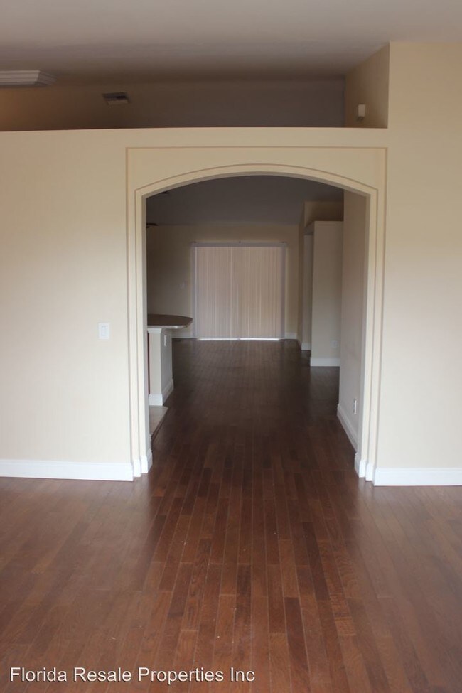 Building Photo - 802 SW 9th Ct