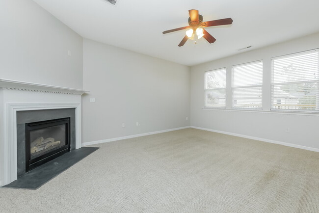 Foto del edificio - 136 Maple Hill Dr