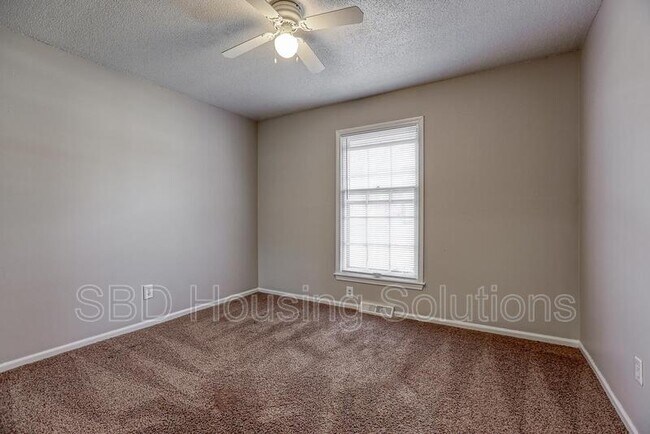 Building Photo - 701 NE Columbus St