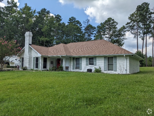 Building Photo - 8485 NE Pines Rd