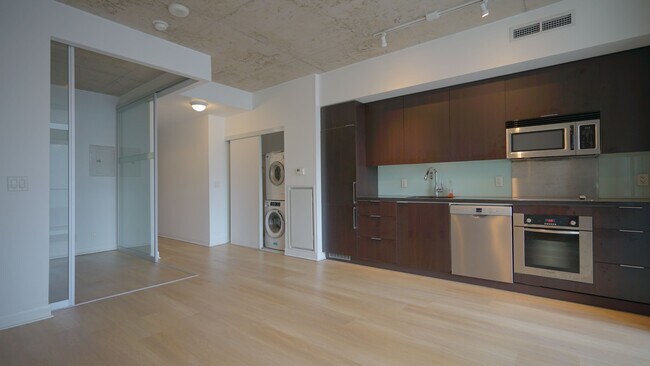 Photo du bâtiment - 478-478 King St W