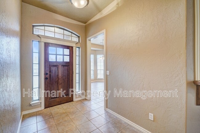 Building Photo - 1042 Hidden Oaks Way