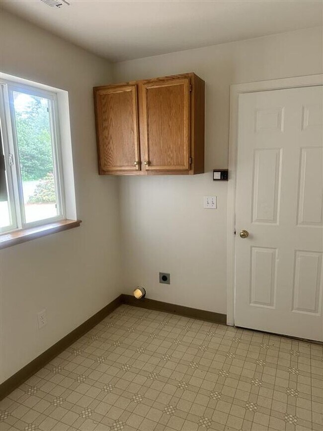 Building Photo - Spacious 3 Bedroom Ranch Home on Corner Lot – 98682