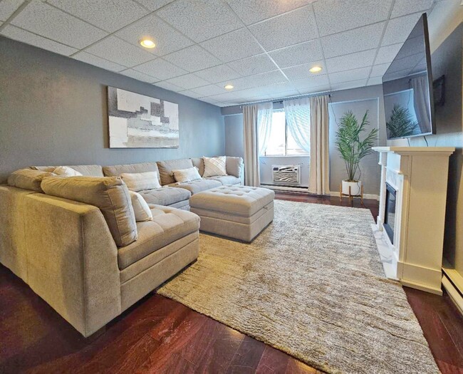 Building Photo - Large 1 bed 1 bath condo with elevator, washer and dryer in unit. assigned parking, well managed ...