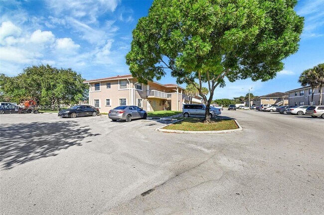 Foto del edificio - 906 Twin Lakes Dr
