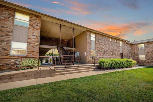 Building Photo - Estrella at Seminary