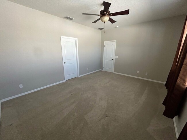 Building Photo - Beautiful 3 Bedroom 2 Bathroom