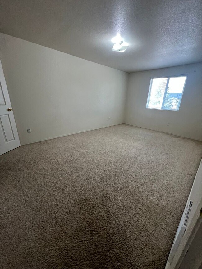 Foto del edificio - 2 Bedroom, 1 Bathroom Apartments - Minutes...