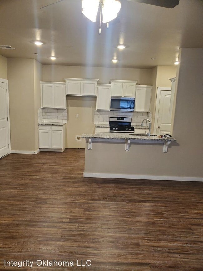 Building Photo - 3 br, 2 bath House - 5210 Oakwood Villa Court