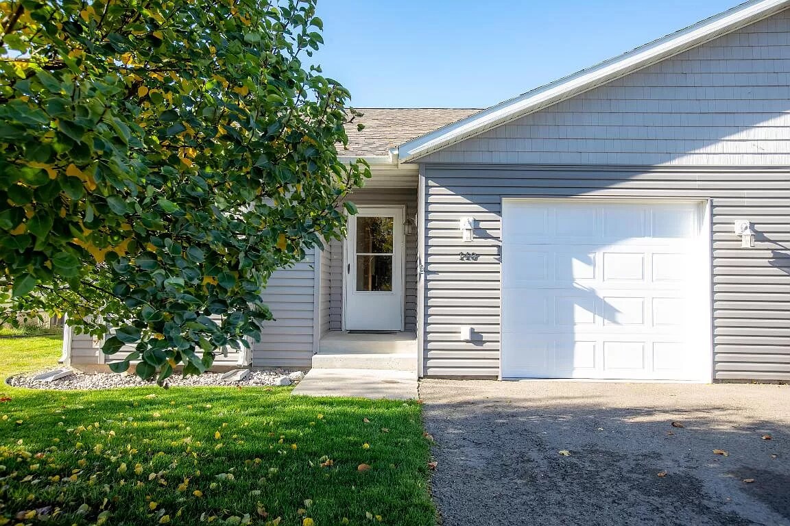 Primary Photo - 140 Barron Way