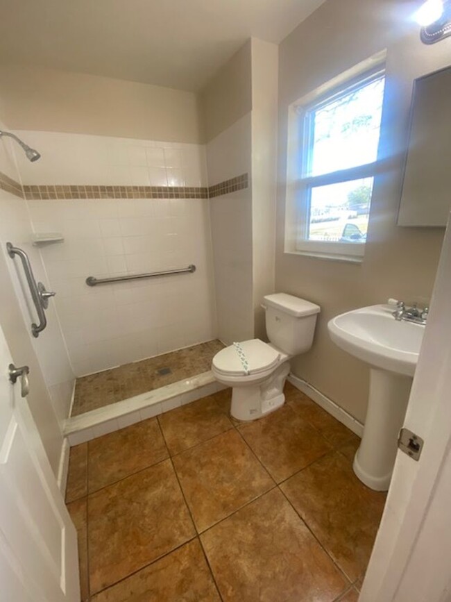 Foto del edificio - 2 Bed 1 Bath Home Pet Friendly With Washer...