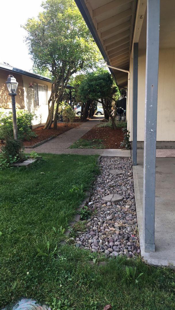 Building Photo - Spacious NW Corvallis Duplex -   3 Bedroom...