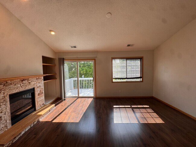 Foto del edificio - Luxurious 3 Bedroom, 2 Bathroom GORGEOUS townhome!