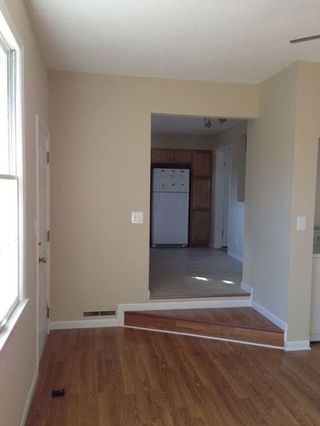 Building Photo - 2303 Glenoak Dr