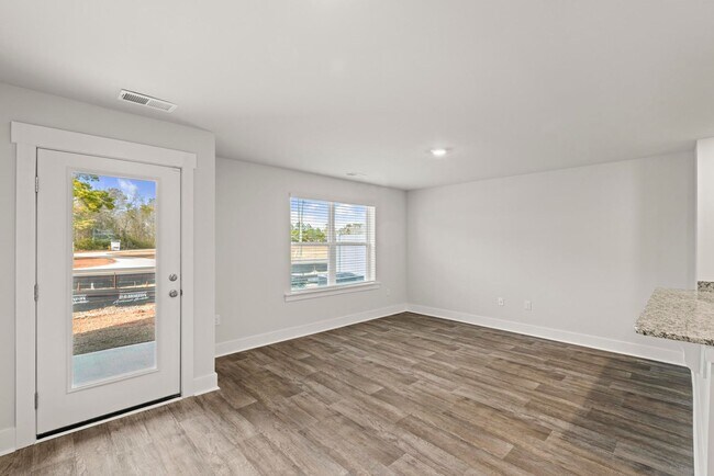 Foto del edificio - Brand New Town Home close to the beach!
