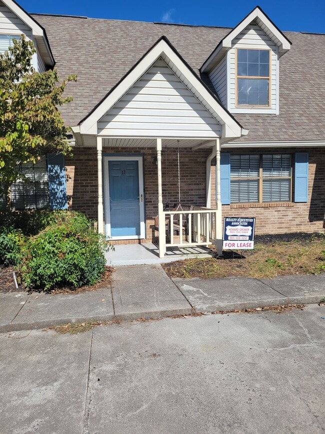 Building Photo - Knoxville 37922 - 2 bedroom, 2 bath townhome - Contact Howard Grower (865) 705-0969