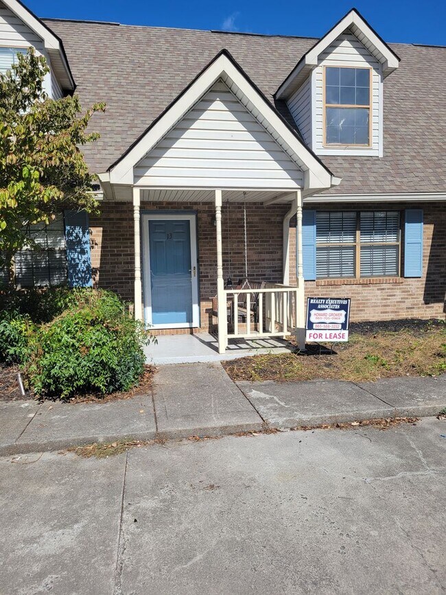 Foto del edificio - Knoxville 37922 - 2 bedroom, 2 bath townhome - Contact Howard Grower (865) 705-0969