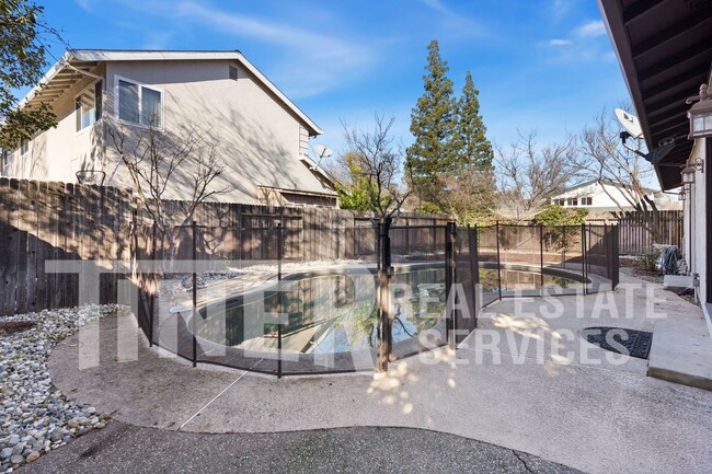 Foto del edificio - Stunning Remodeled Roseville Home on corne...