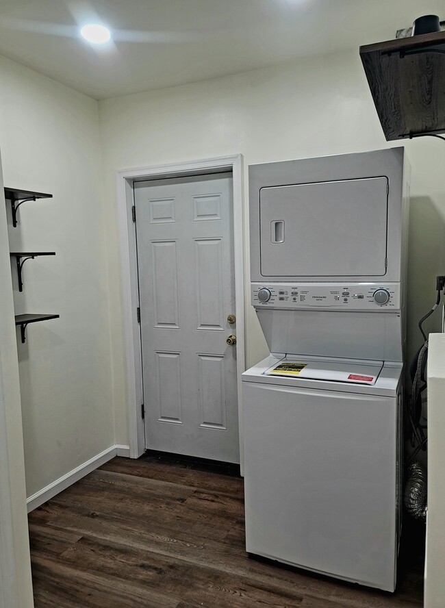 Building Photo - 3914 Clark St